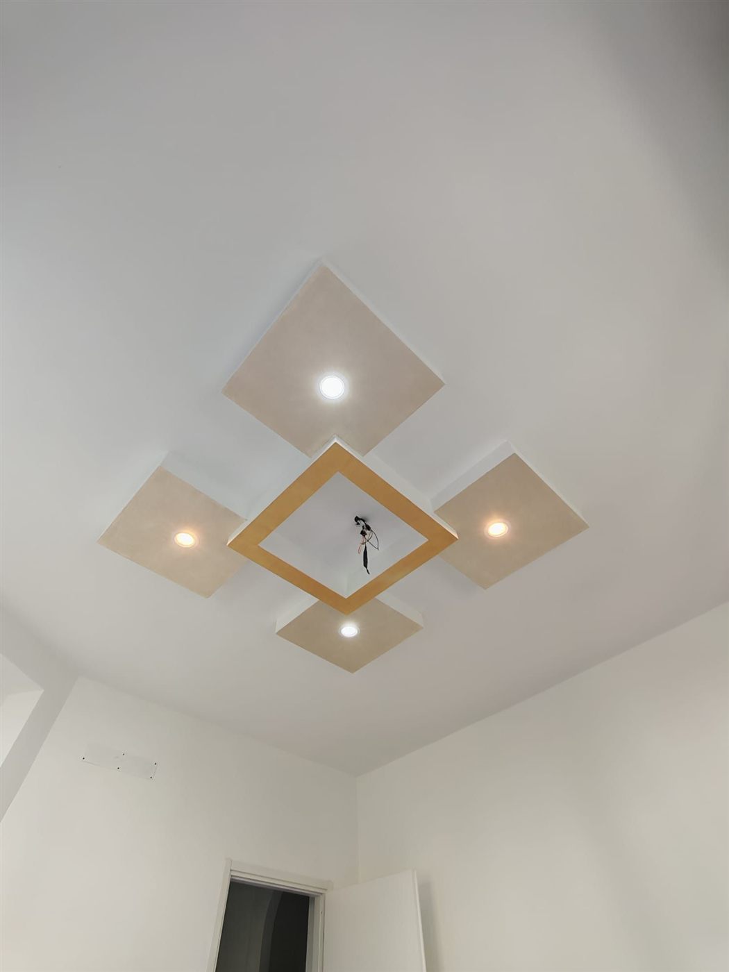 Controsoffitto decorativo in cartongesso con luci a incasso