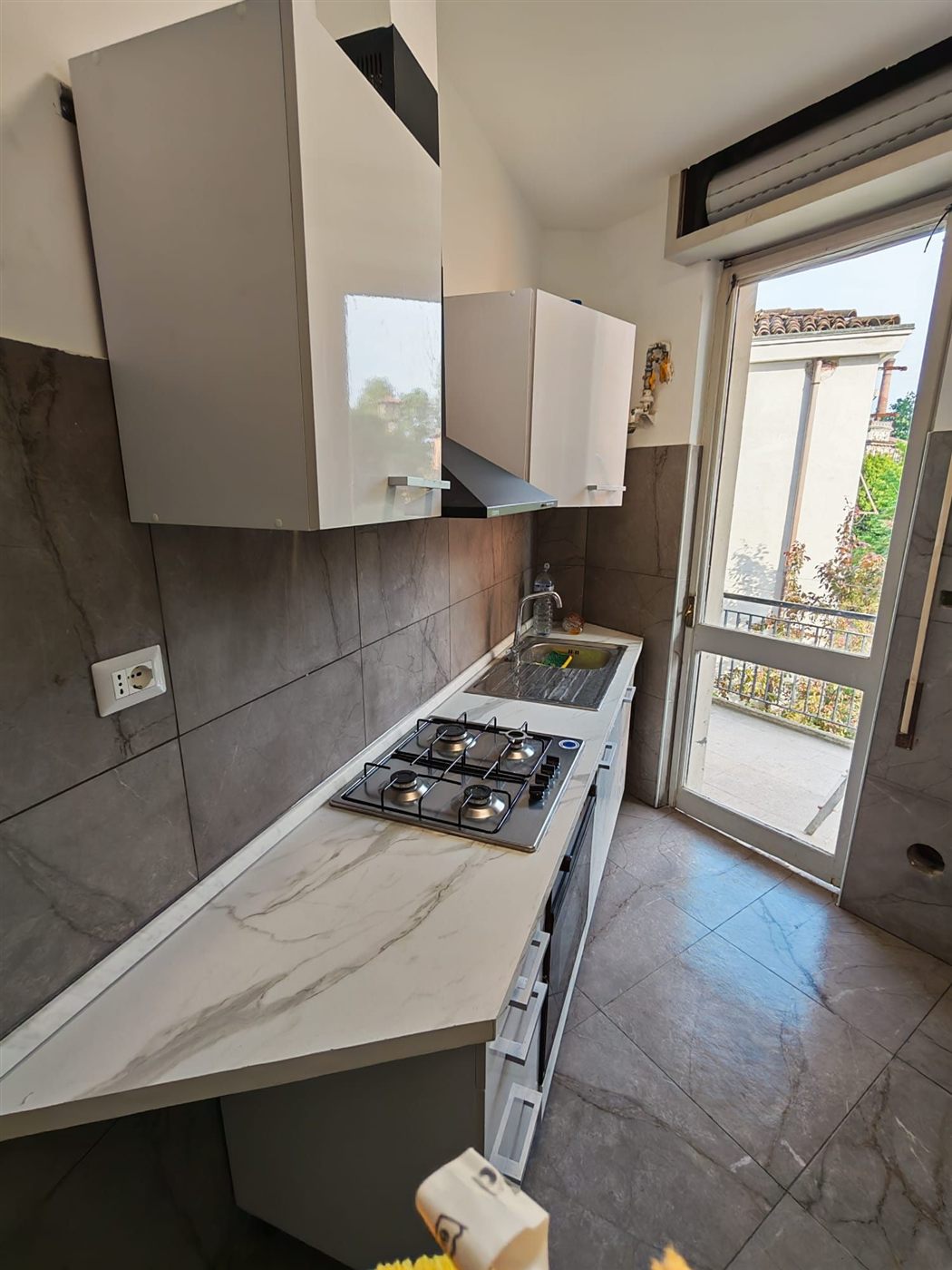 Cucina ristrutturata: nuovi impianti, rivestimento e pavimento