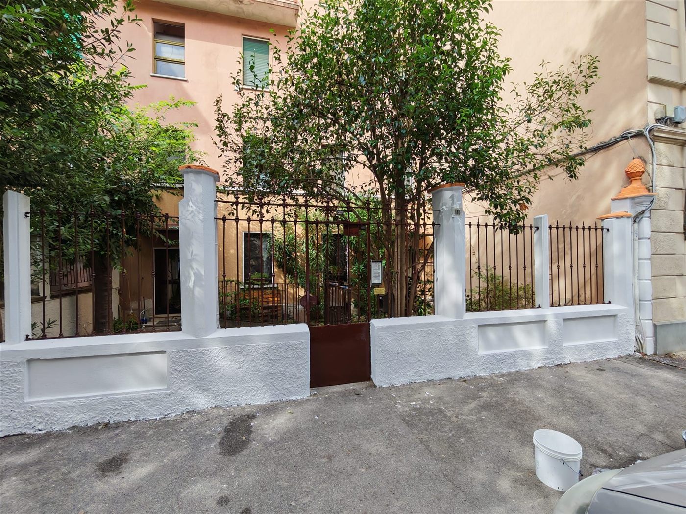 Recinzione condominiale: ripristino, rasatura e tinteggiatura